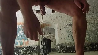 bdsm nu au fort abandonn&eacute;